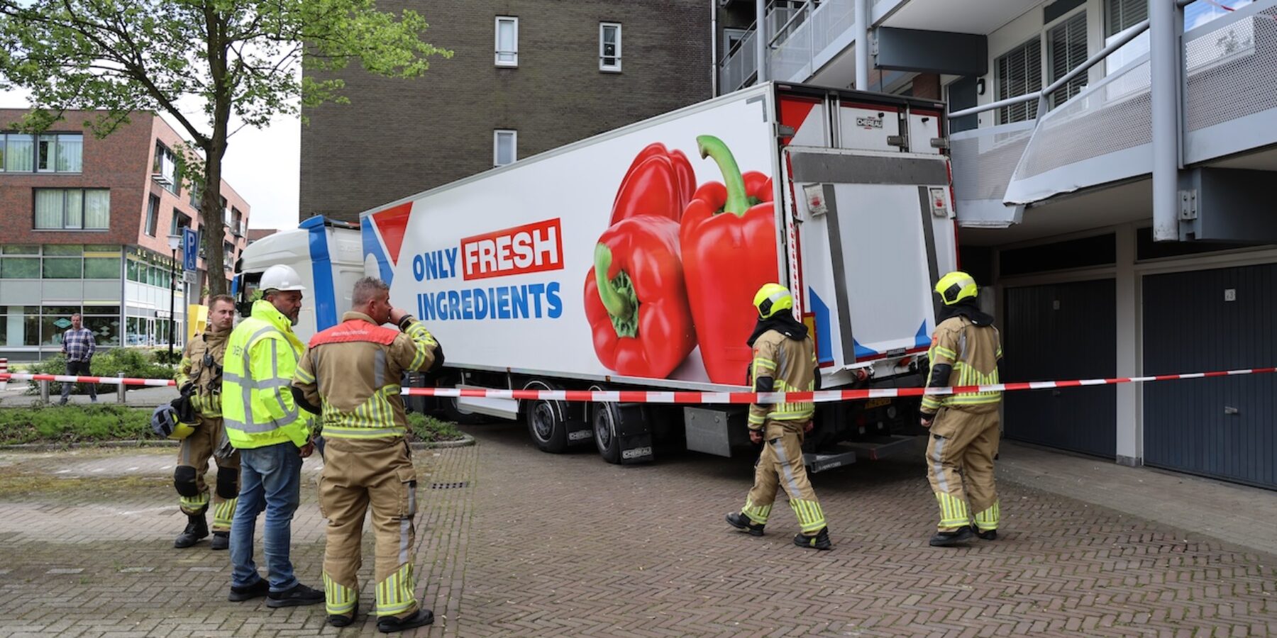 Vrachtwagen ramt balkon appartementencomplex