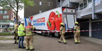 Vrachtwagen ramt balkon appartementencomplex
