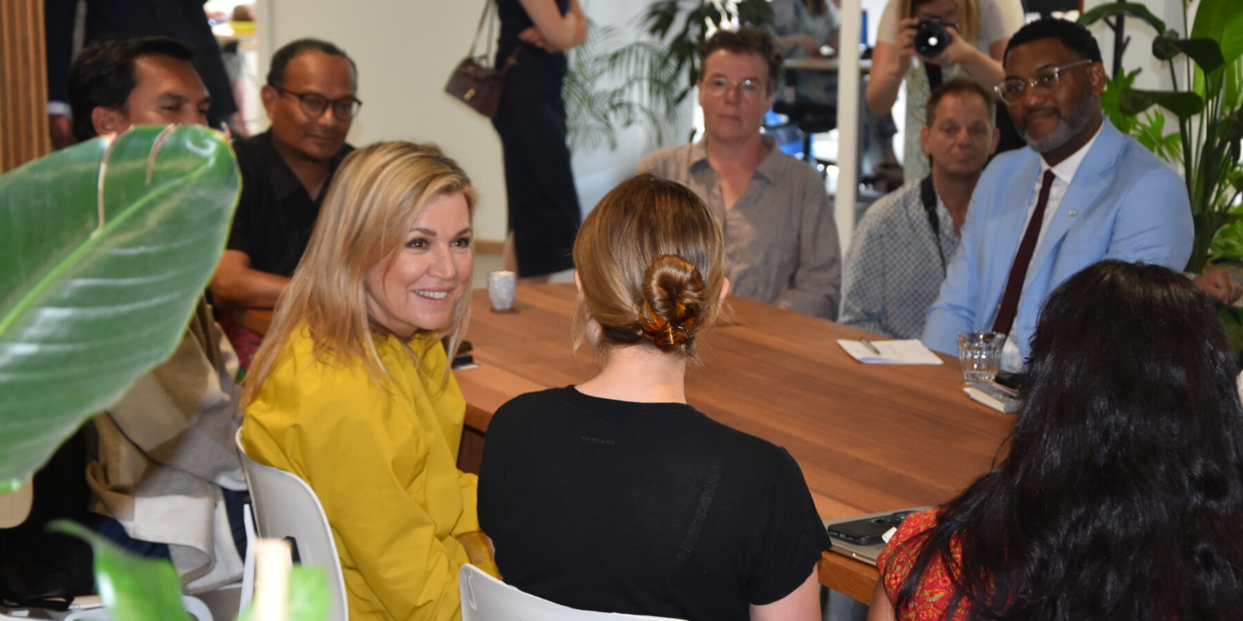 Bezoek koningin Máxima aan het KITLV Leiden. In gesprek met onderzoekers.