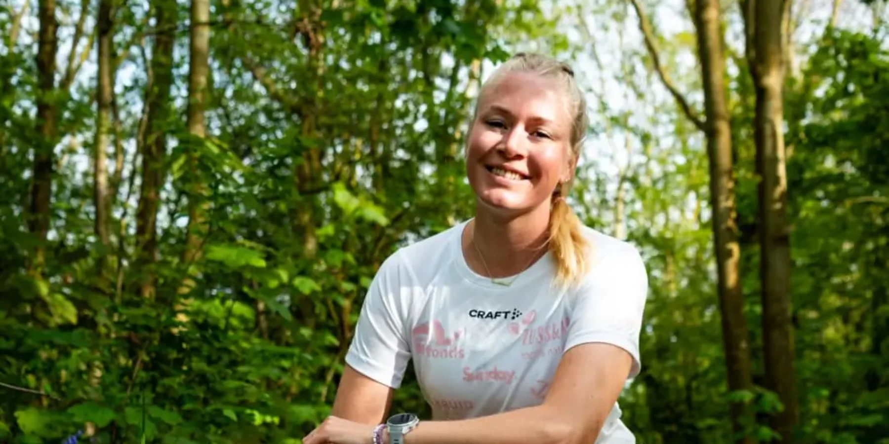 Dena Bandt in haar sportkleding, in een bos.