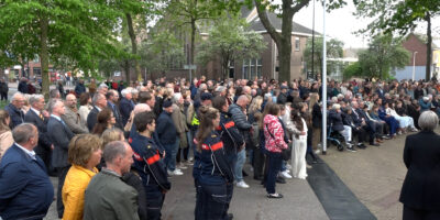 Een grote groep mensen was aanwezig bij de Dodenherdenking in Voorschoten.