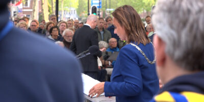Burgemeester Nadine Stemerdink houdt haar toespraak bij het monument in Voorschoten op 4 mei.