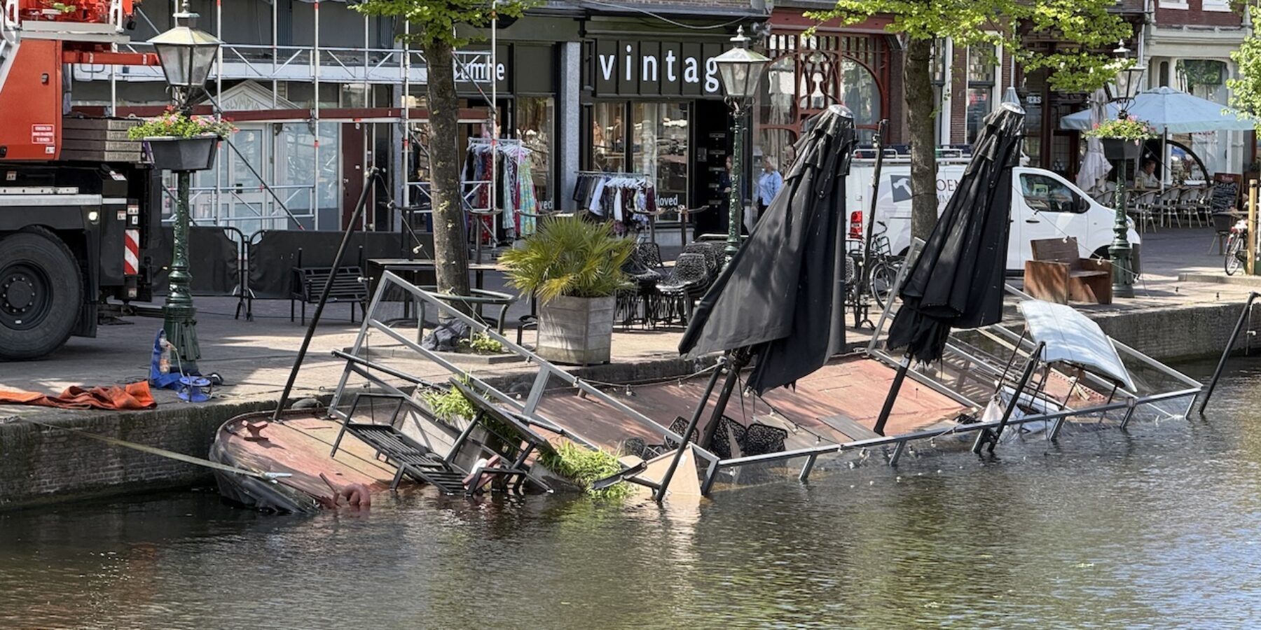 Drijvend terras Buddahs is gezonken