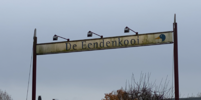 Een bord waar 'De Eendenkooi' op staat.