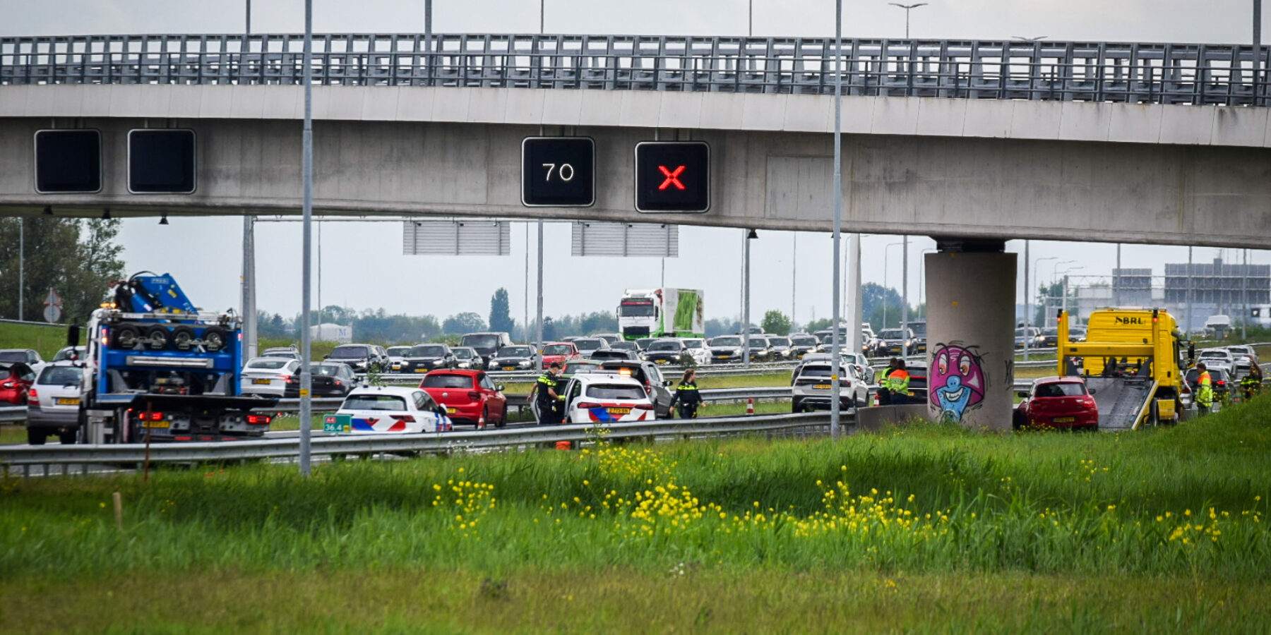 Ongeval met auto op de A4 richting Den Haag bij Corbulotunnel. Flinke file.