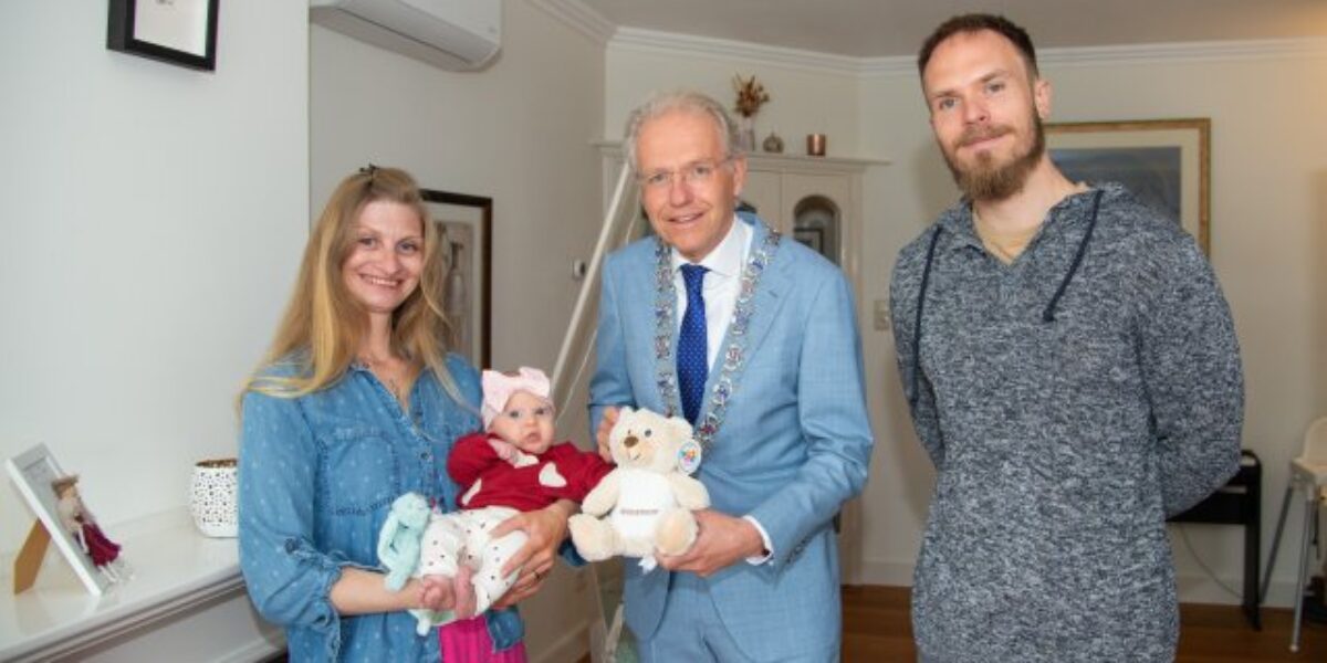 Burgemeester bezoekt familie van 28.000ste inwoner van Wassenaar