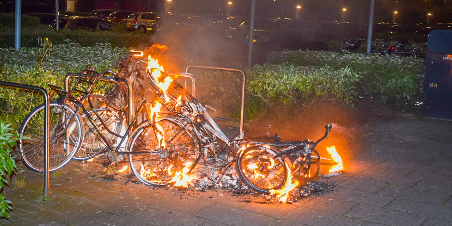 Fietsen in brand aan de Peppelschans in Leiderdorp. Het gaat om meerdere fietsen.