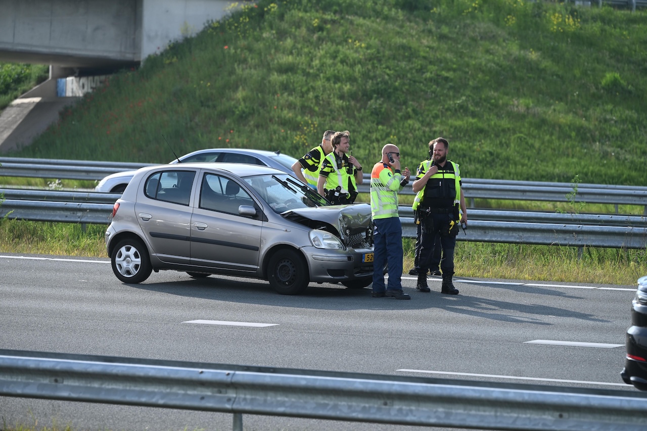 Op snelweg A4 bij Leiden stond maandagavond opnieuw weer een flinke file na een ongeluk. Twee personenauto