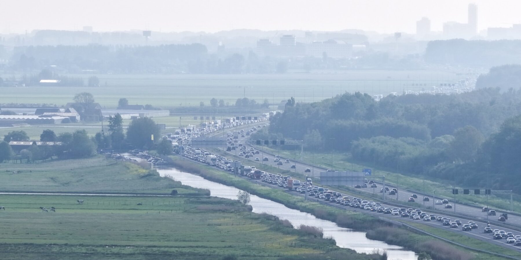 Opnieuw file botsing personenauto's snelweg