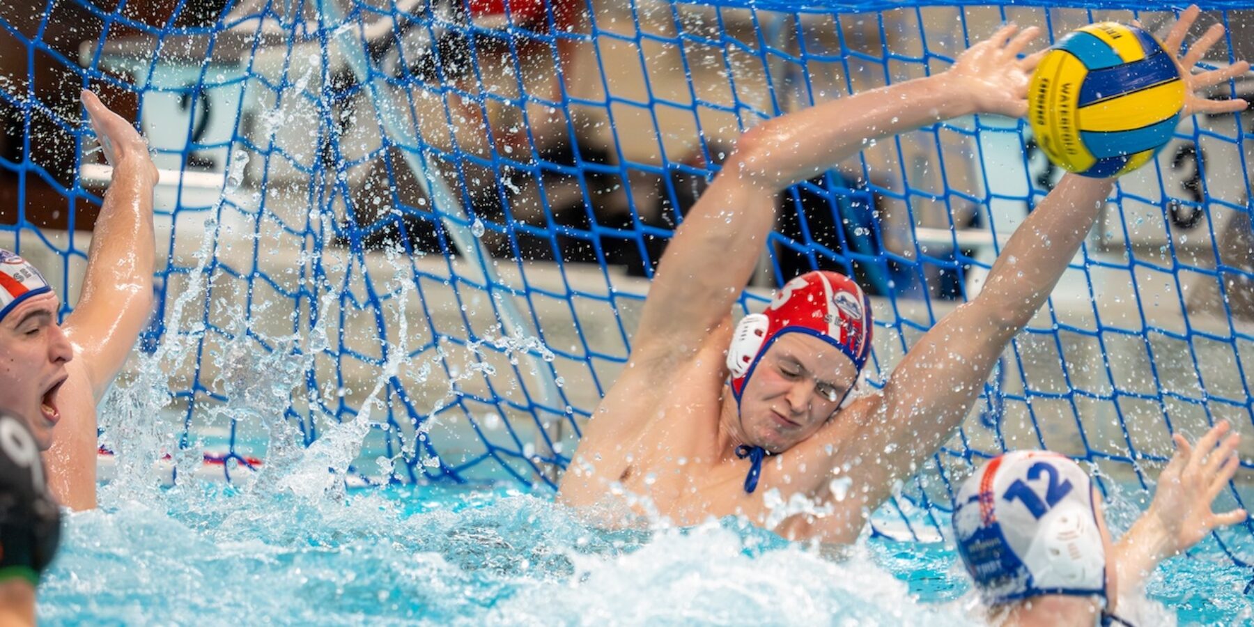 GZC Donk en De Zaan in actie tijdens de finale eredivisie waterpolo. Foto: Roel Ubels.