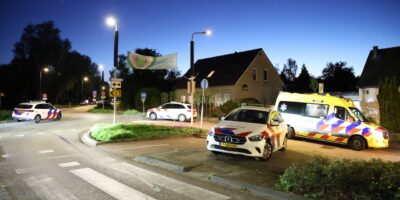 Hulpdiensten aan de Hoge Rijndijk in Zoeterwoude-Rijndijk na explosie met BBQ. Twee mensen raakten gewond en werden met spoed naar het ziekenhuis gebracht.