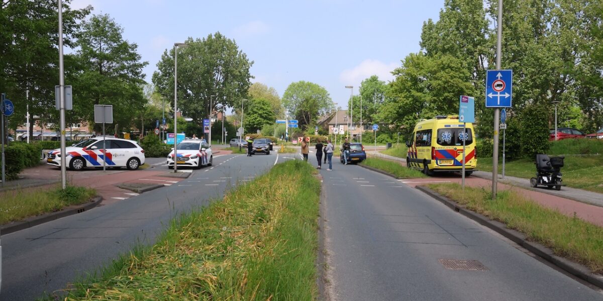 Geen gewonden bij botsing scootmobiel en personenauto in Leiderdorp
