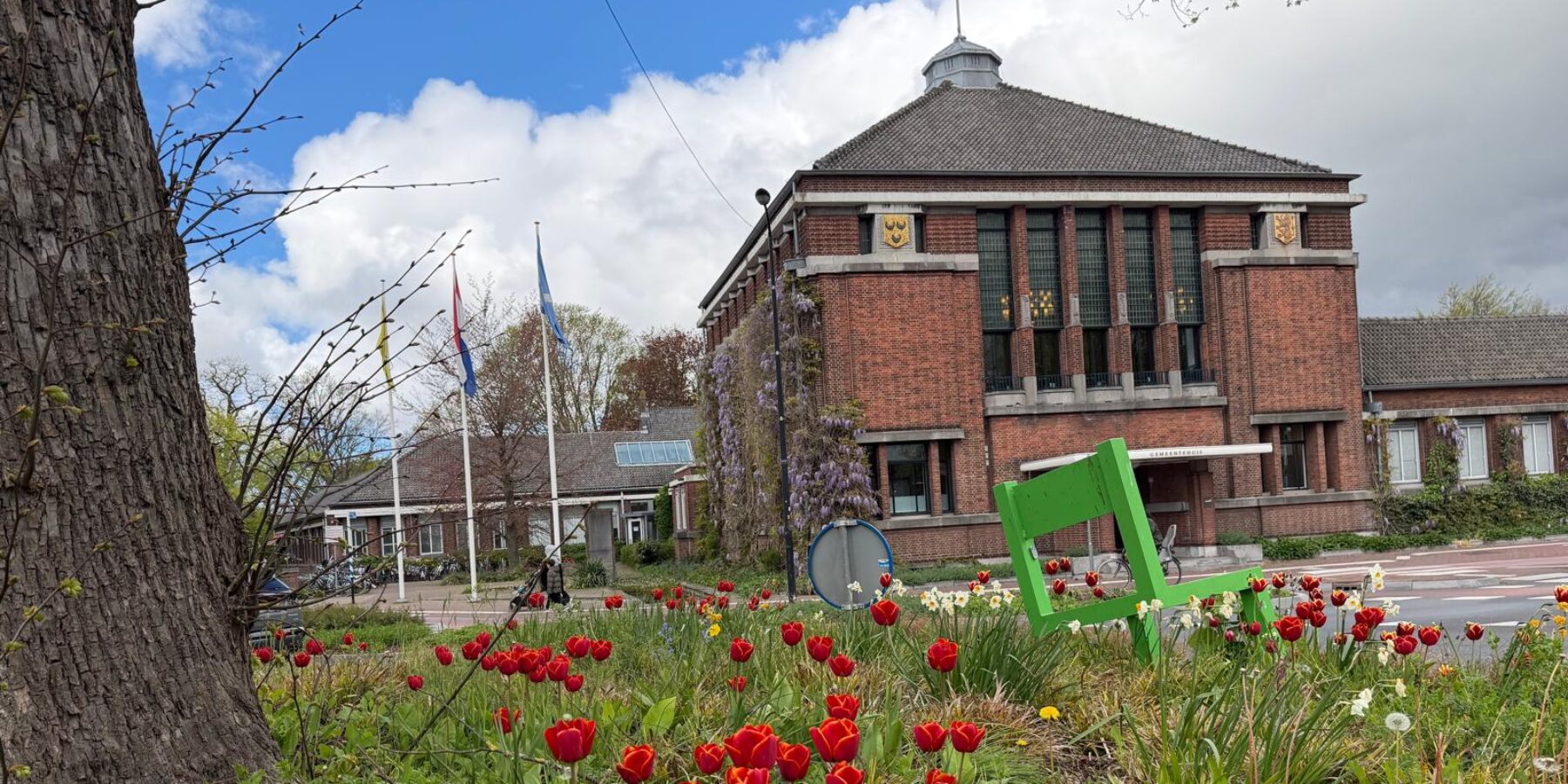 Het gemeentehuis van Voorschoten aan de Leidseweg. Genomen vanaf de rotonde. (Foto: Centraal+).