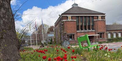 Het gemeentehuis van Voorschoten aan de Leidseweg. Genomen vanaf de rotonde. (Foto: Centraal+).