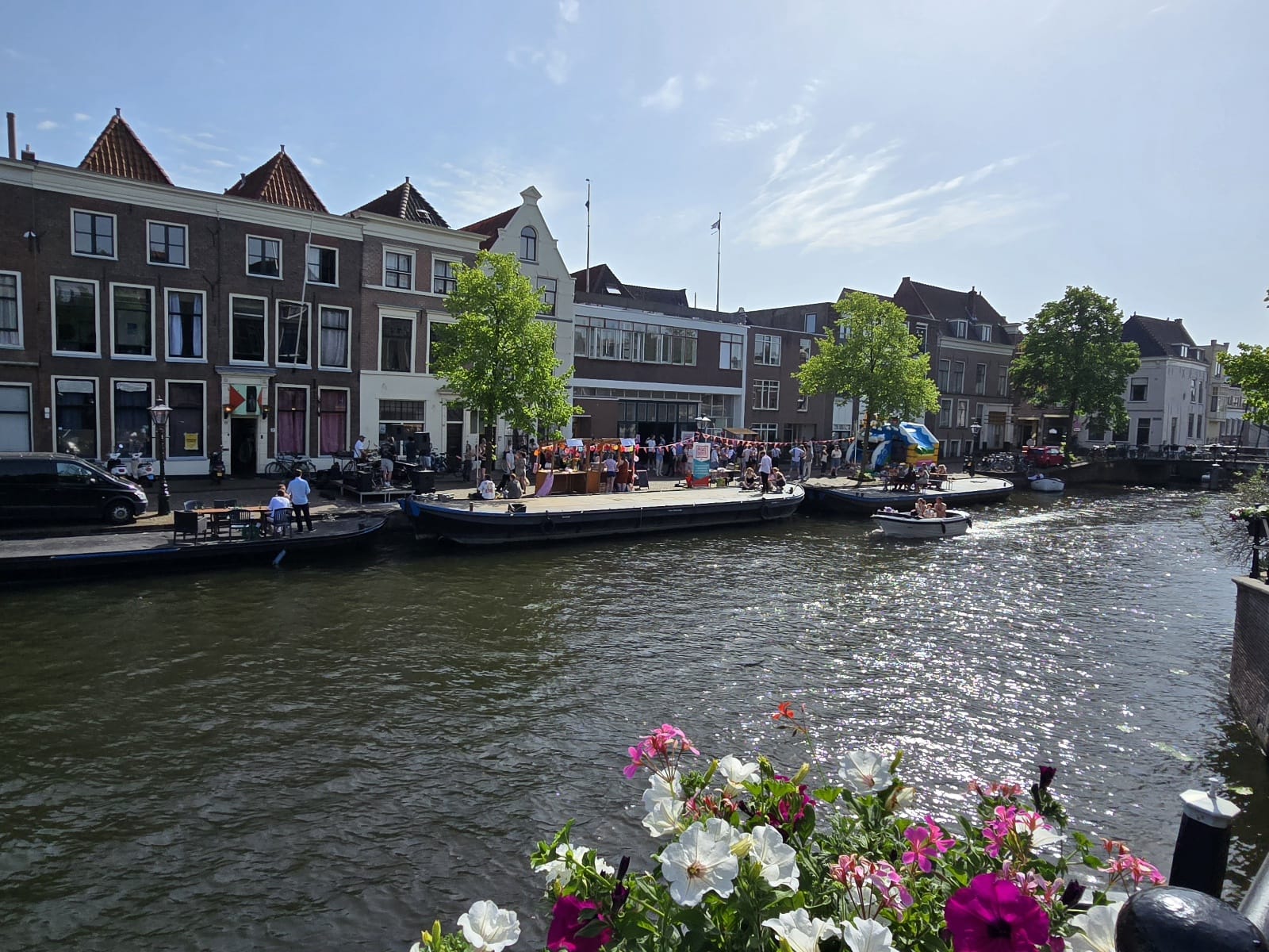 Gezellige drukte langs en op het water bij SSR (foto: Centraal+)