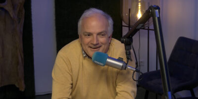 Herbert Zilverentant, voorzitter Stichting Vrienden van het Oude Dorp in de studio van Centraal_
