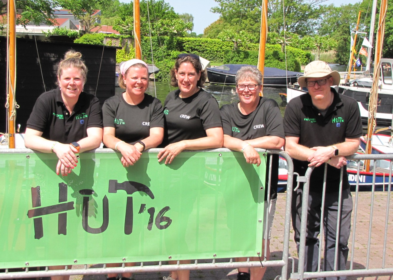 Van links naar rechts een aantal organisatoren: Louise Ravensbergen, Linda Abspoel, Suzan Vlasblom, Regina van der Plas en Rowan Green. (Foto: Paul Aalbers)
