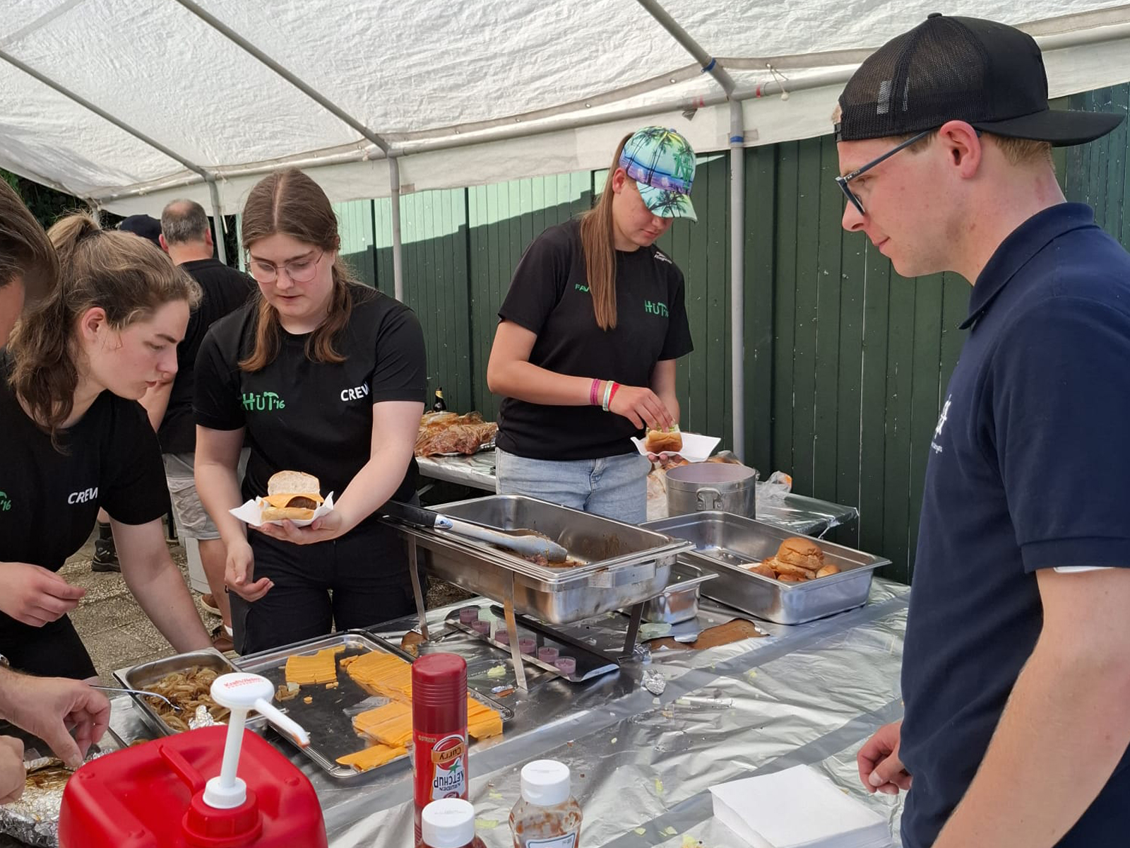 Hamburgers, na een paar dagen hard werken. (Foto: Suzan Vlasblom)