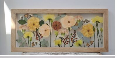 Botanische kunst met gedroogde bloemen in houten lijst op de Kunst & Creatie Markt in Oegstgeest