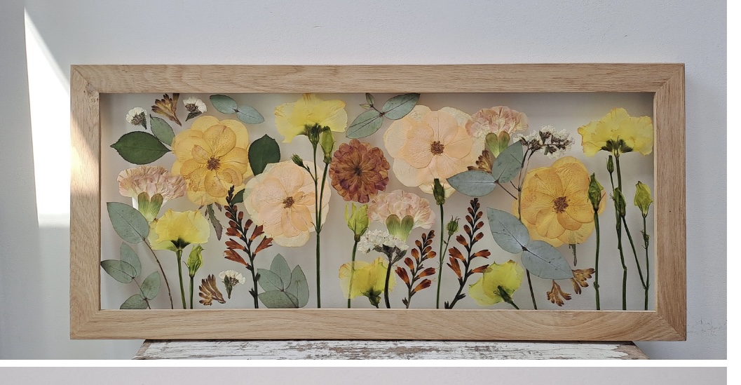 Botanische kunst met gedroogde bloemen in houten lijst op de Kunst & Creatie Markt in Oegstgeest