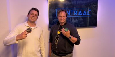 Peter en Alexander laten jojo’s zien tijdens hun bezoek aan De VrijMiBo in de studio van Centraal+