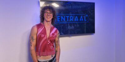 Tuyk van Dam tijdens een interview in De VrijMiBo in de Centraal+ studio