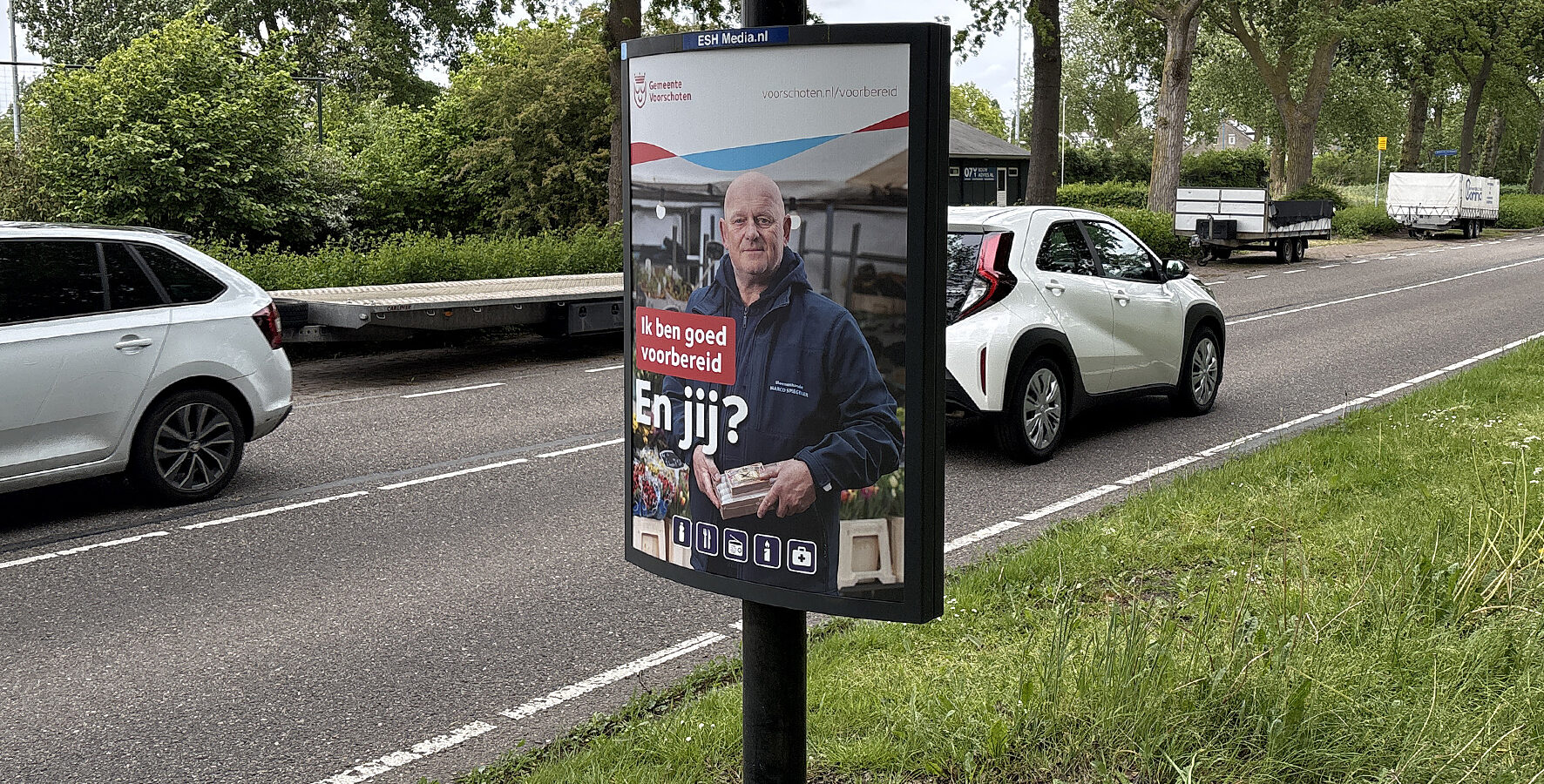Een reclamebord langs de weg: Voorschoten roept inwoners op zich voor te bereiden op noodsituaties