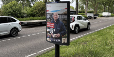 Een reclamebord langs de weg: Voorschoten roept inwoners op zich voor te bereiden op noodsituaties