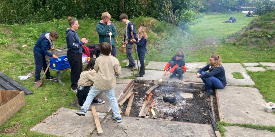 Kampvuur bij Scouting Sagara Saryas Oegstgeest.