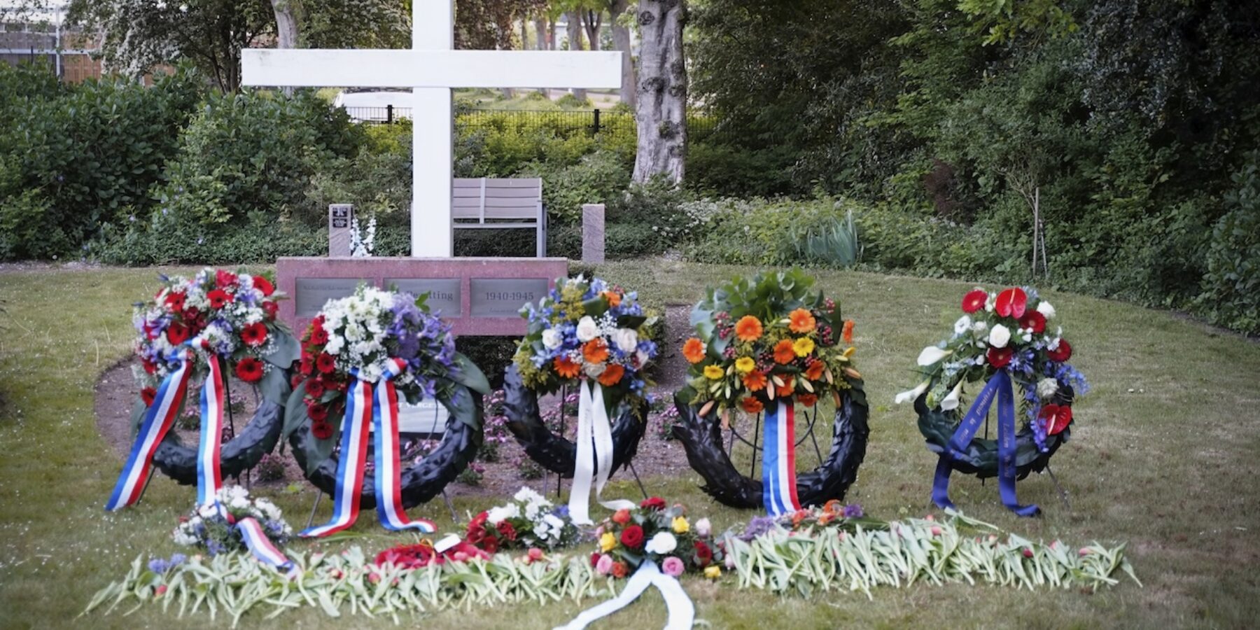 Kransen en bloemen bij het monument op de Algemene Begraafplaats in Leiderdorp.