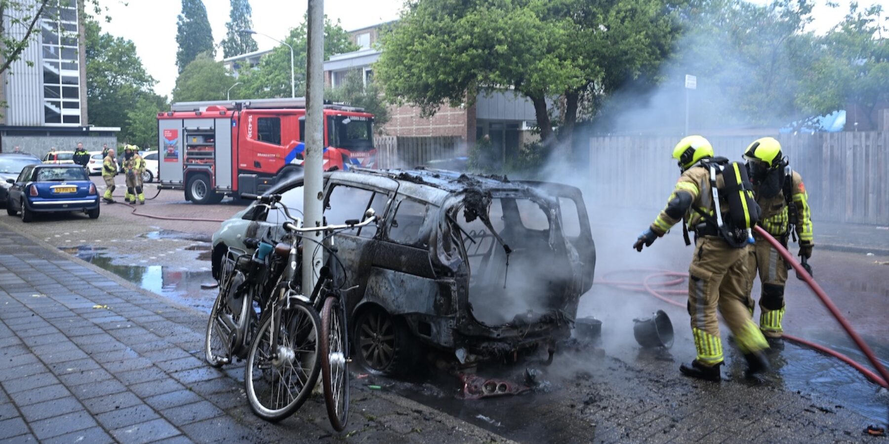 Man gewond bluspoging autobrand