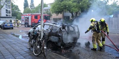 Man gewond bluspoging autobrand