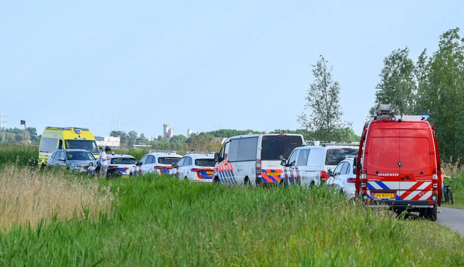 Een hele rij met politiewagens bij de Vadedo Plas voor een medische situatie op de Vadedo Plas in Leiderdorp.