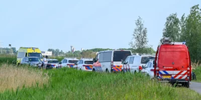 Een hele rij met politiewagens bij de Vadedo Plas voor een medische situatie op de Vadedo Plas in Leiderdorp.