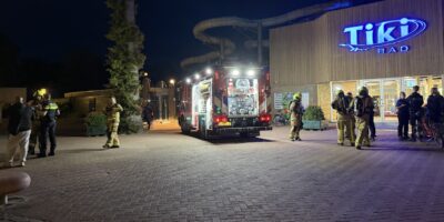 De brandweer buiten bij het Tikibad waar mensen zaterdagavond onwel werden na een bezoek. (Foto: Regio 15).
