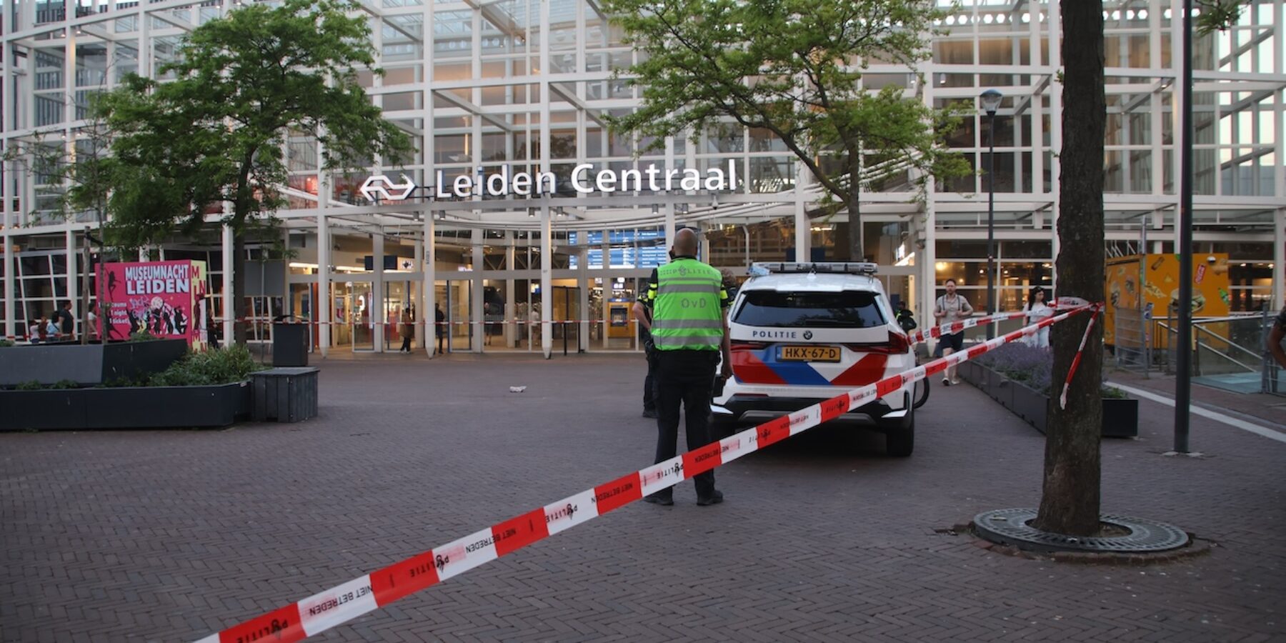 Leiden CS werd aan de voorzijde met linten afgezet door de politie. Er vond een mishandeling plaats voor het station.