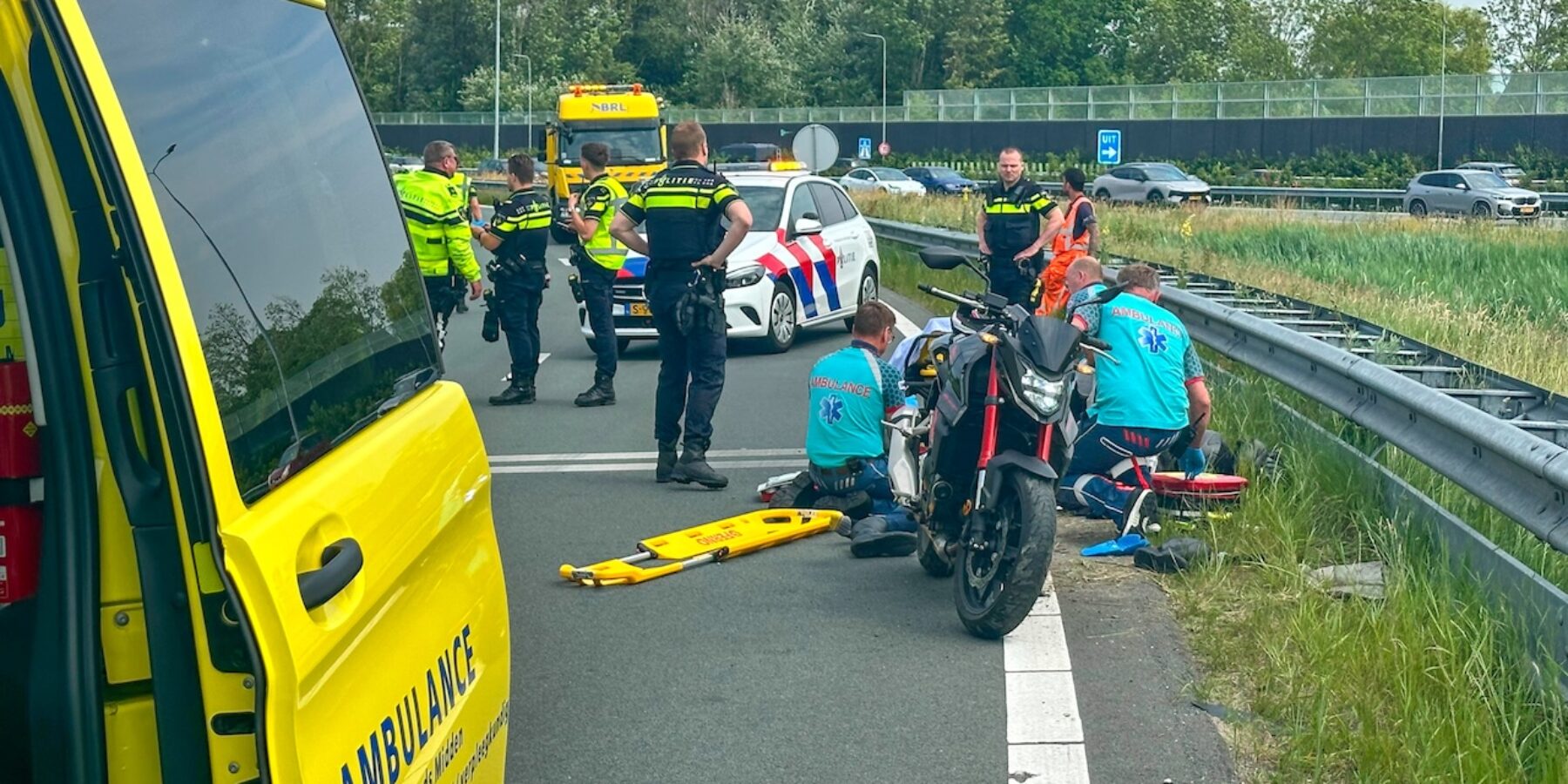 Hulpdiensten bij het slachtoffer op de N343. Een mottorrijder raakte bij het ongeval gewond en werd naar het ziekenhuis gebracht. De tegenpartij reed door. Ongeval bocht N434