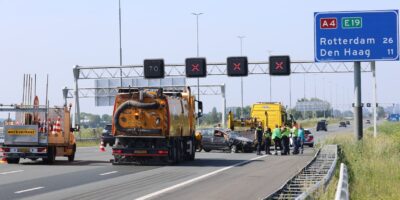Auto raakte ondergestoven op de weg na ongeval op de A4. Er ontstond een file van een uur.