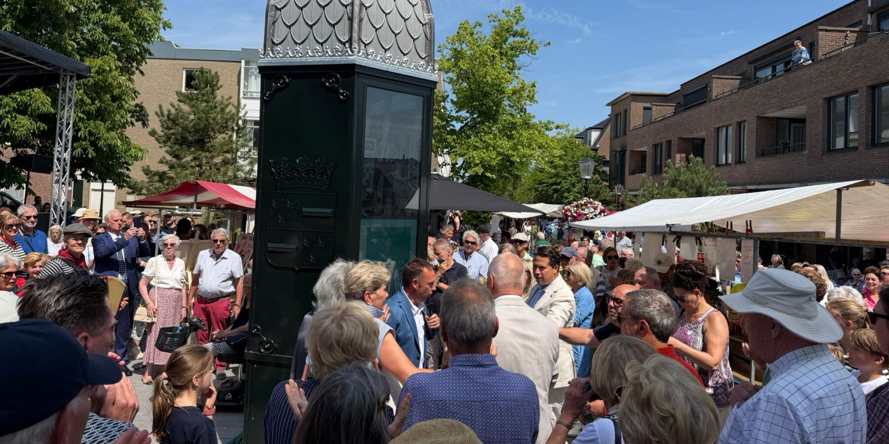 Nieuwe Franse Peperbus in het dorpscentrum van Wassenaar. De reclamezuil werd zaterdag onthuld.