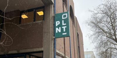 PLNT in Leiden, een foto van buitenaf