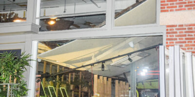 Je ziet het plafond van restaurantketen Eazie. Het plafond is ingestort.
