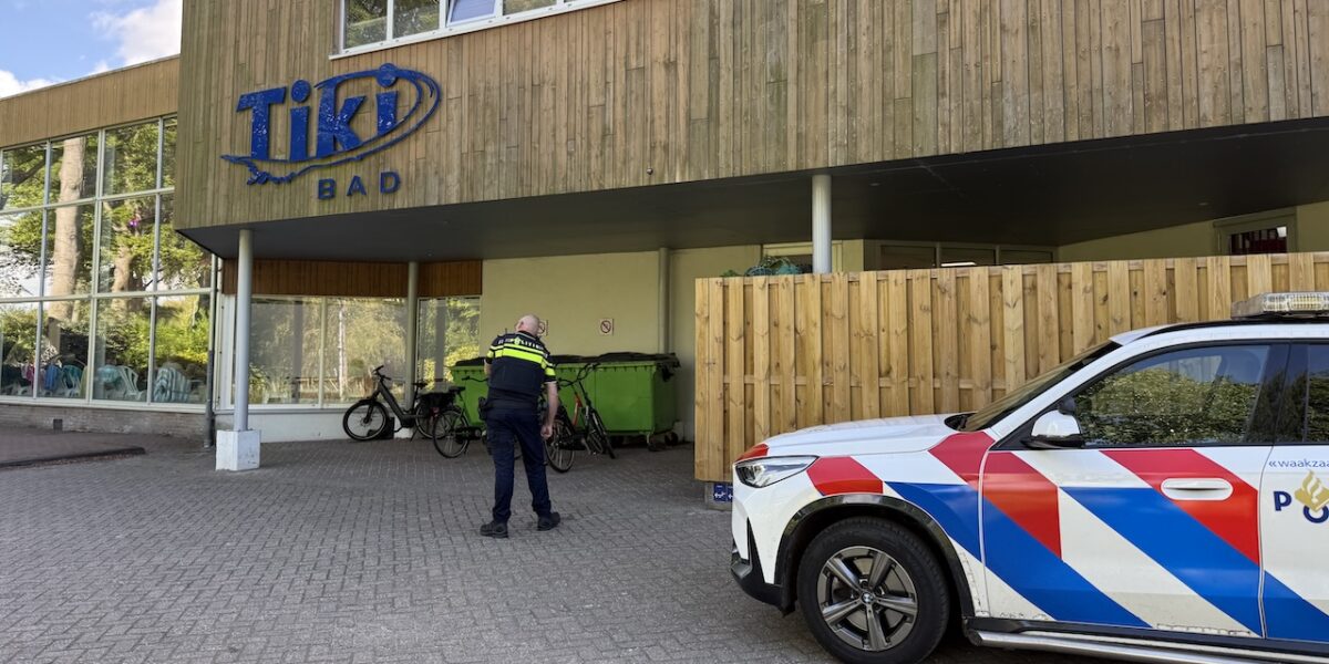 Politie verricht arrestatie in Tikibad na filmen bij kleedhokjes