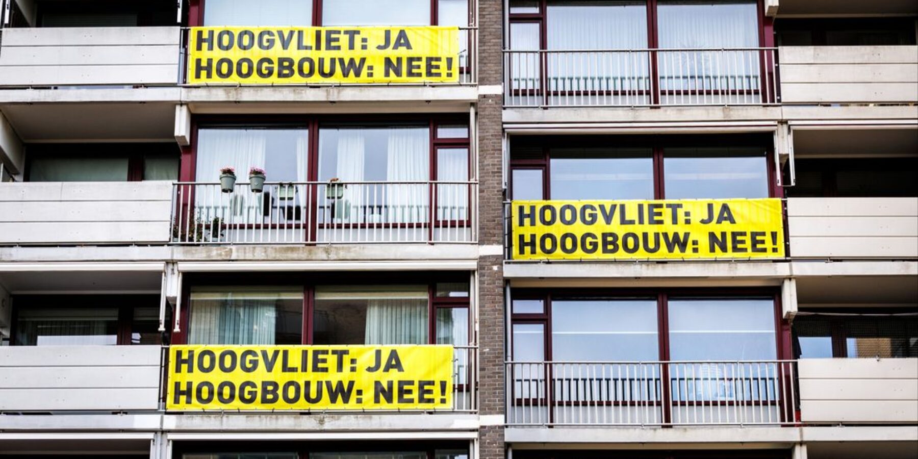 Protest tegen bouw flat met 12 verdiepingen op plek supermarkt