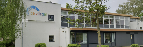 Basischool De Vlieger in Leiden. Dit is de locatie voor het Alzheimer Café in Leiden met als thema lotgenotencontact.