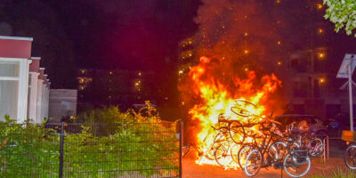 Grote stapel fietsen in brand op de Koekoekstraat in Leiderdorp.