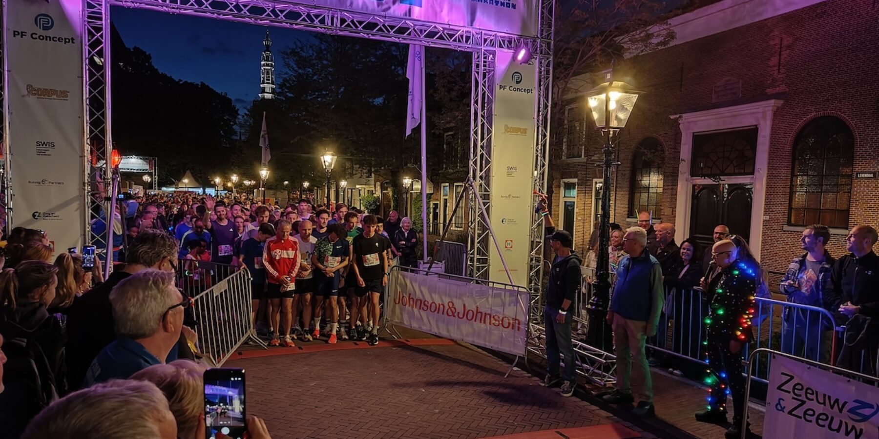 De start van de Nightrun van de Leiden Marathon bij de Garenmarkt in Leiden.