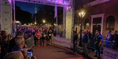 De start van de Nightrun van de Leiden Marathon bij de Garenmarkt in Leiden.