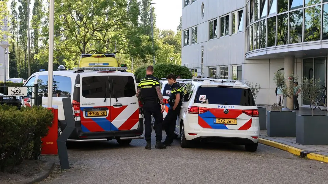 Een politiebusje, politiewagen en twee politieagenten zijn aanwezig na een steekpartij bij een azc.