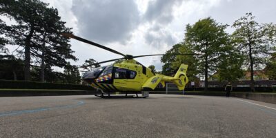 Traumahelikopter land bij Kooipark in Leiden. Voor overledenen Leiden Marathon.