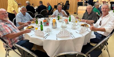 Veteranen aan tafel tijdens de Veteranenbijeenkomst in het atrium van het gemeentehuis van Leiderdorp.